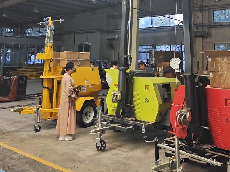 客戶來(lái)我廠考察奔馬9米移動(dòng)照明車