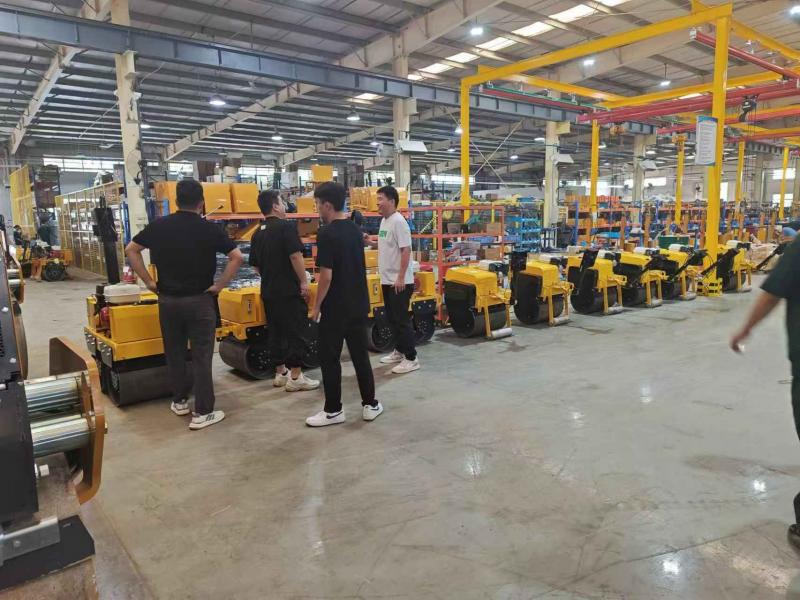 8月17日，國(guó)內(nèi)客戶來(lái)我廠參觀考察奔馬小型壓路機(jī)
