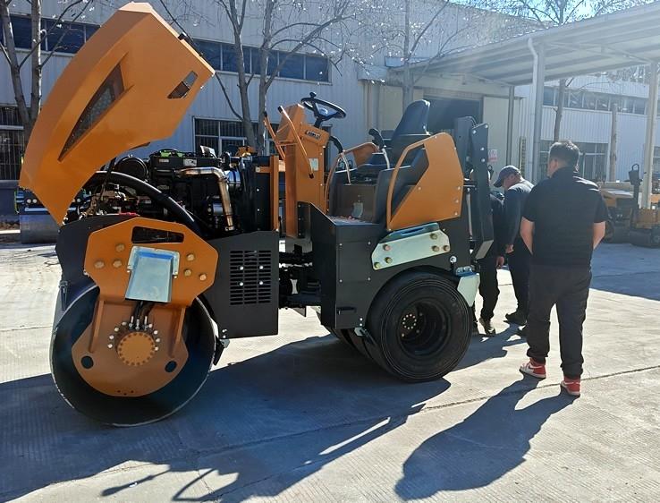 3月18日，哈薩克斯坦客戶來廠體驗考察5噸膠輪壓路機