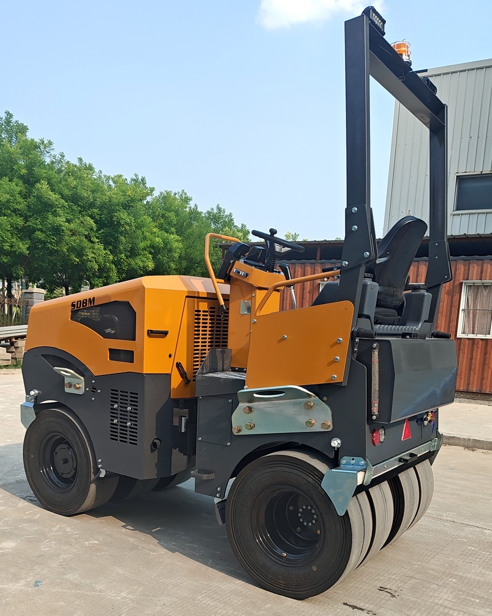 奔馬5噸小型座駕雙膠輪壓路機BM5000DQ